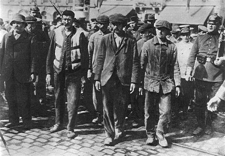 Gefangene französische Freischärler auf dem Weg zum Kriegsgericht