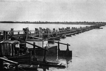 Der 1. Weltkrieg 1915: Eine Kriegsbrücke der Mittelmächte über die Donau