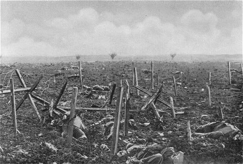 Der 1. Weltkrieg: Gefallene Engländer vor den deutschen Stellungen zwischen La Bassée und Armentières am 9. Mai 1915