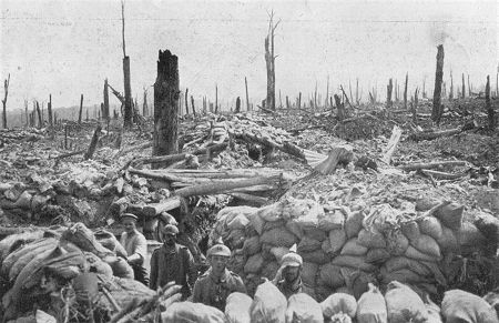 Westfront Erster Weltkrieg: Eine eroberte französische Stellung im Priesterwald nach der Einnahme