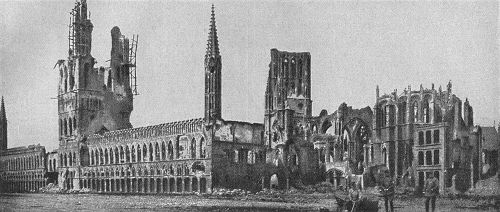 Westfront 1. Weltkrieg: Die Zerstörte Tuchhalle und die Kathedrale von Ypern