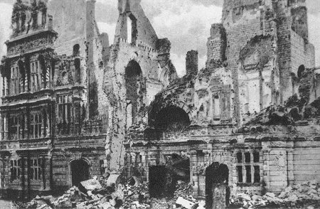 Westfront 1. Weltkrieg: Die Ruine des Rahthauses von Arras