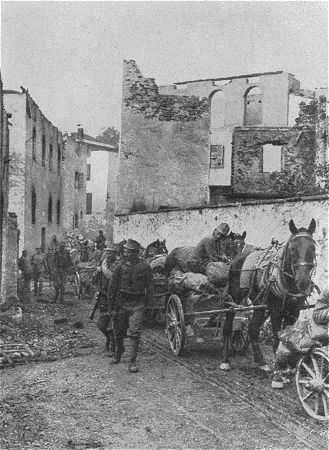 Der 1. Weltkrieg: Eine österreichisch-ungarische Kolonne zieht durch die zerstörte Ortschaft Rundschein (Südtirol)