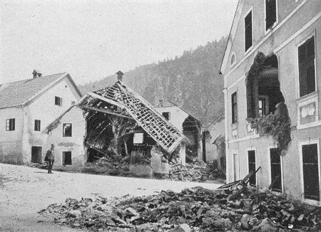 Kärnten 1. Weltkrieg: Zerstörte Häuser im Ort Uggowitz