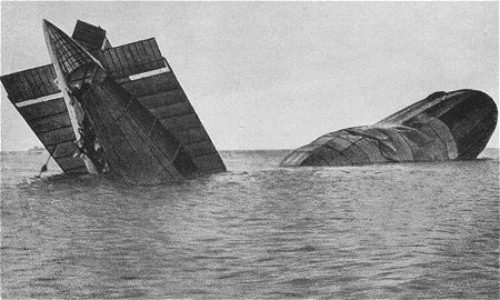 Der 1. Weltkrieg: Das Wrack des abgeschossenen deutschen Luftschiffs "L 15"