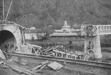 Der 1. Weltkrieg: Die von den Rumänen gesprengte Brücke über den Alt beim Roten-Turm-Paß