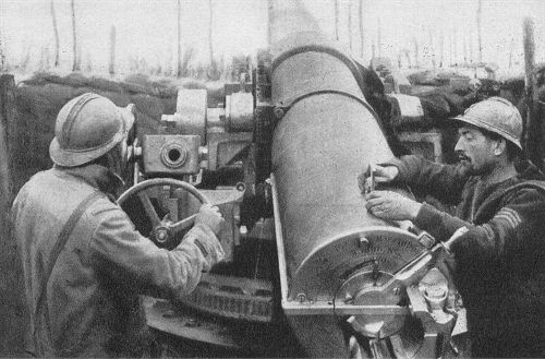 Ein französisches 16-cm-Geschütz an der Sommefront wird eingerichtet