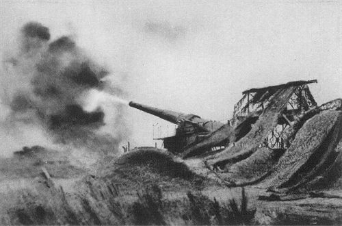 Der 1. Weltkrieg: Ein 30,5-cm-Geschütz an der Sommefront feuert