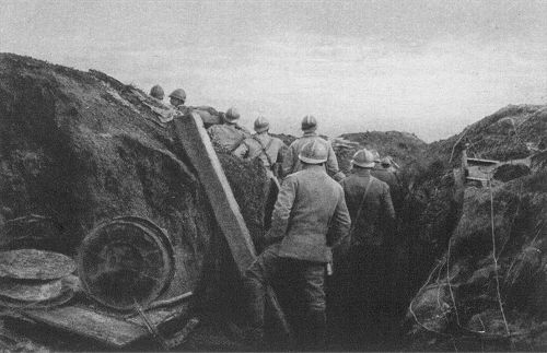 Westfront 1. Weltkrieg: Französische Artilleriebeobachter in der vordersten Linie bei Chaulnes (Somme)