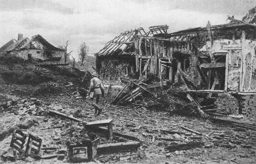Westfront 1. Weltkrieg: Die Hindenburgstraße in Combles (Sommefront) nach dem Fall des Ortes