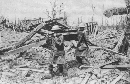 Erster Weltkrieg: Schottische Essenträger im zerstörten Dorf Contalmaison im Sommegebiet
