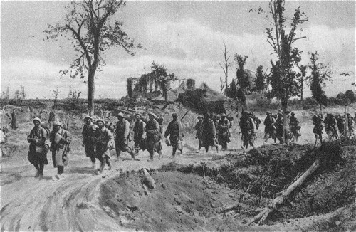 Abgelöste französische Infanterie in der Ortschaft Fay im Sommegebiet