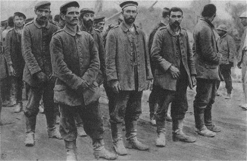 Deutsche Kriegsgefangene aus der Hölle der Sommeschlacht 1916