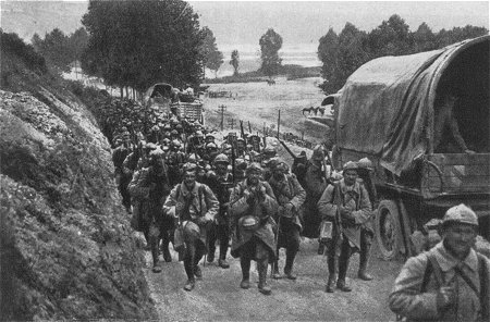 Westfront 1. Weltkrieg: Ein französisches Infanterieregiment auf dem Marsch in die Sommeschlacht
