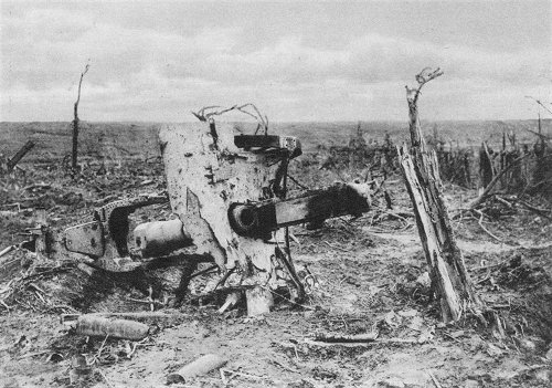 Westfront 1. Weltkrieg: Die Reste einer deutschen Artilleriestellung auf dem Schlachtfeld von Martinpuich (Somme)