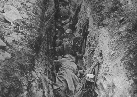Westfront 1. Weltkrieg: Französische Reserven schlafen in einem Graben des Borrus-Waldes bei Verdun