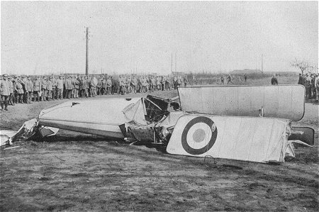 Westfront 1. Weltkrieg: Ein abgeschossenes französisches Flugzeug vor Verdun