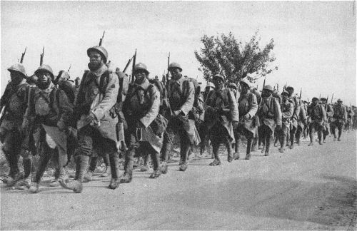 Erster Weltkrieg: Senegalschützen auf dem Marsch an die Front bei Verdun