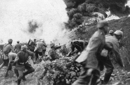 Schlacht um Verdun: Deutsche Infanterie mit Flammenwerfern im Angriff auf die Höhe "Toter Mann"