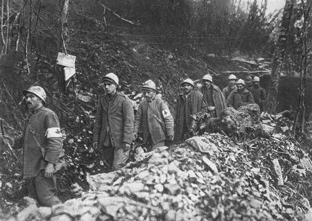 Der 1. Weltkrieg: Italienische Gefangene werden bei Tolmein zurückgeführt