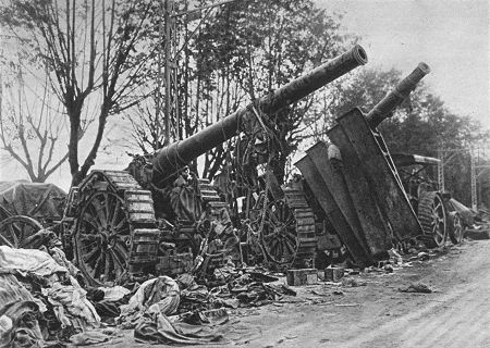 Italien 1. Weltkrieg: Erbeutete Geschütze an der italienischen Rückzugsstraße zwischen Isonzo und Piave