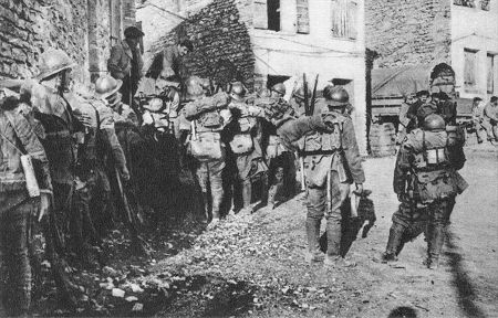 Italienische Infanterie erwartet den Abmarschbefehl zur Front