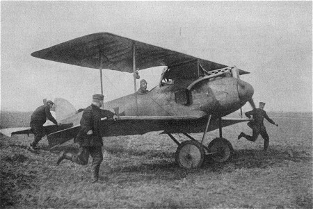 Der 1. Weltkrieg: Prinz Friedrich Karl von Preußen in seinem Flugzeug bei der Landung