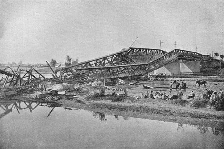 Ostfront 1. Weltkrieg: Eine von den Russen gesprengte Brücke bei Czernowitz
