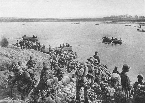 Der 1. Weltkrieg: Übersetzen der ersten deutschen Sturmtrupps über die Düna bei Riga am 2. September 1917