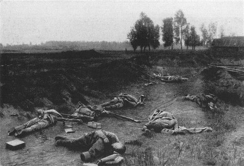 Der 1. Weltkrieg: Gefallene russische Soldaten an der deutschen Vormarschstraße bei Riga