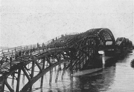 Der 1. Weltkrieg: Von den Russen gesprengte Brücke über die Düna bei Riga
