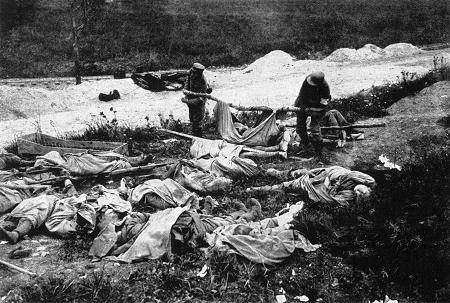 Westfront 1917: Deutsche Sanitäter tragen nach der Schlacht bei Cambrai Gefallene zusammen