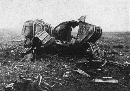 Westfront 1917: Im Vorgelände des Bourlonwaldes bei Cambrai durch Volltreffer zerstörter englischer Tank