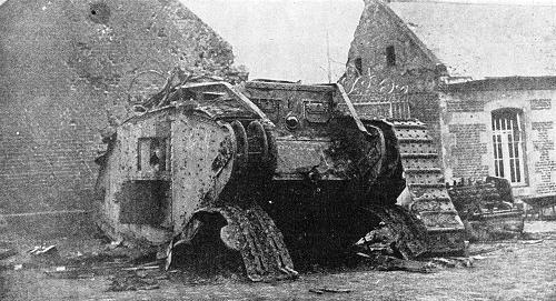 Westfront: Ein in Rumilly bei Cambrai vernichteter englischer Tank