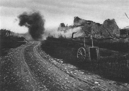 Westfront Erster Weltkrieg: Beschießung von Esnes bei Verdun während des französischen Angriffs 