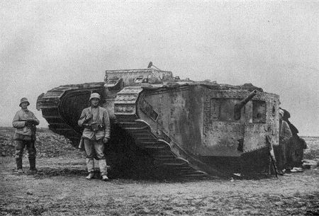 Westfront: Bei Arras erbeuteter englischer Tank