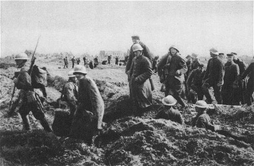 Der 1. Weltkrieg: Einbringen von deutschen Gefangenen nach dem Einbruch in die deutschen Stellungen 