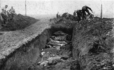 Westfront 1917: Massengrab mit deutschen und englischen Gefallenen hinter der Front bei Arras