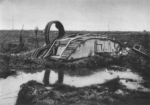 Der 1. Weltkrieg: Beschädigter englischer Tank im Morast des Schlachtfeldes in Flandern