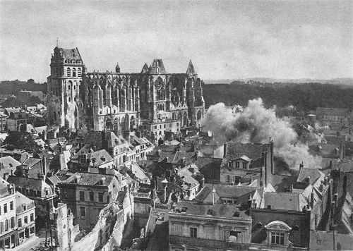 Der 1. Weltkrieg: Französisches Artilleriefeuer gegen die Kathedrale von St. Quentin