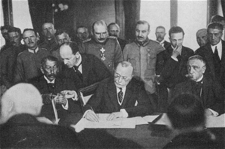 Unterzeichnung des Friedensvertrages von Bukarest durch den rumänischen Ministerpräsidenten