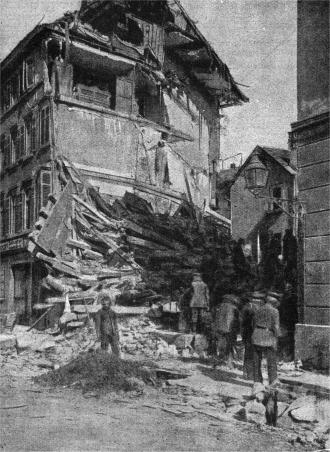 Ein zerstörtes Wohnhaus nach dem Luftangriff auf Stuttgart vom 15. September 1918
