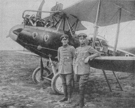 Luftkrieg 1914-1918: Beobachter Leutnant Eisenmenger (x) und Flugzeugführer Vizefeldwebel Gmund (xx) 