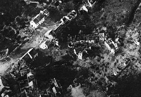 Westfront: Luftaufnahme der zerstörten Ortschaft Vaux vor dem Eindringen der Amerikaner