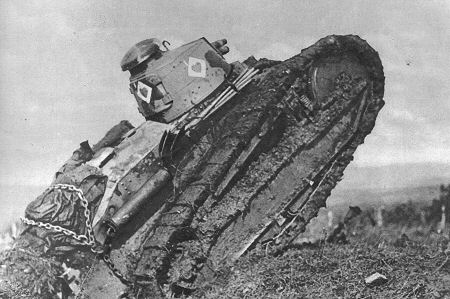 Westfront 1. Weltkrieg: Ein amerikanischer Tank nahe Mont Sec während des Angriffs auf den Frontbogen von St. Mihiel