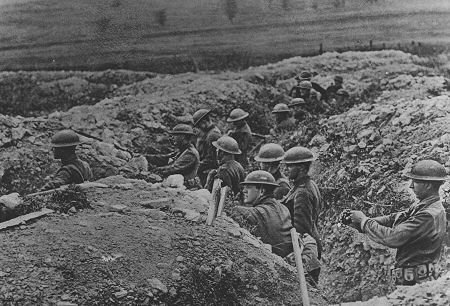 Westfront 1. Weltkrieg: Amerikanische Soldaten des 132. Infanterie-Regiments (33. Div.) bei Alexandre (Maas)