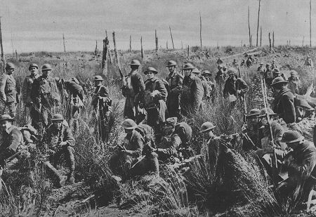Westfront 1. Weltkrieg: Amerikanische Truppen erwarten bei Le Four de Paris den Angriffsbefehl