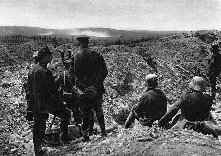 Die deutsche Offensive an der Westfront 1918: Deutsche Artilleriebeobachter betrachten die Feuerwalze bei Berry-au-Bac