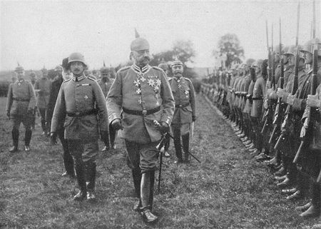 Der 1. Weltkrieg: Generalfeldmarschall Hindenburg besichtigt das 3. Garderegiment z. F. im Westen