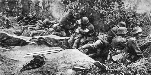 Die deutsche Offensive 1918: Infanterie in einer eroberten Stellung zwischen Montdidier und Noyon